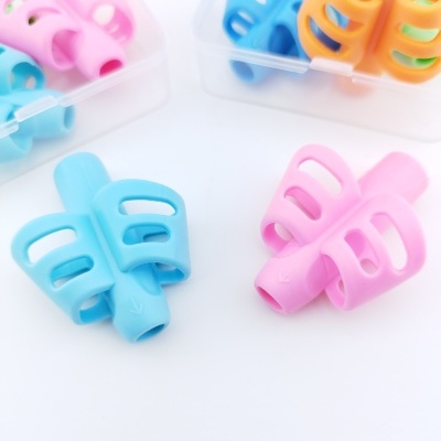 Protetores de dedos em silicone nas cores azul, rosa e laranja