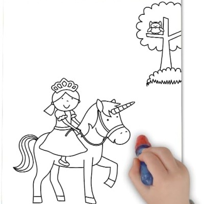 Livro de colorir com desenho de menina em unicórnio e mão a colorir com giz