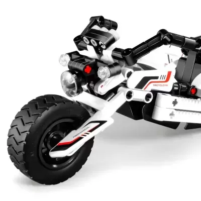 Motocicleta de brinquedo branca e preta com peças tipo blocos e texto TRECYCLEVR