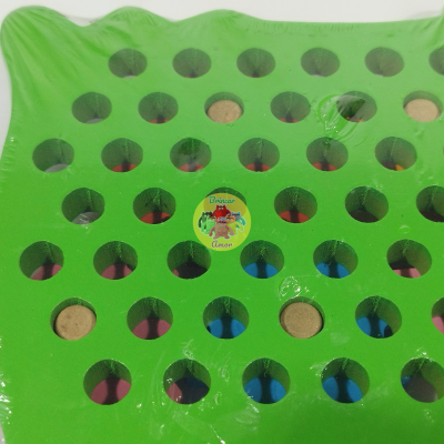 Tapete antiderrapante verde com furos e etiqueta de dinossauros