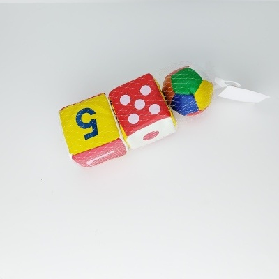 Brinquedos coloridos empilhados com cubos e bola sobre fundo branco