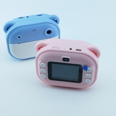 Dois dispositivos eletrónicos em forma de ursinhos azul e rosa com ecrãs digitais