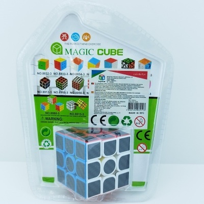 Embalagem com varios cubos mágicos multicoloridos e texto The Perfect Mind Exercise Magic Cube