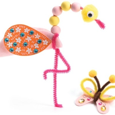 Figura decorativa de flamingo e borboleta em materiais coloridos e texturizados