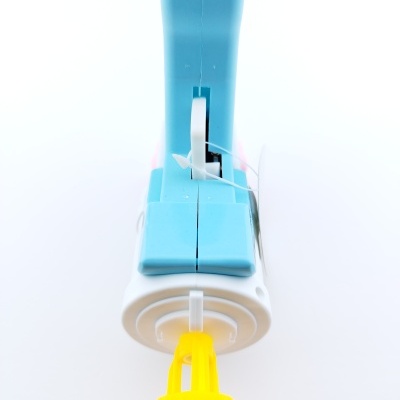 dispositivo azul e branco com peça amarela em fundo branco