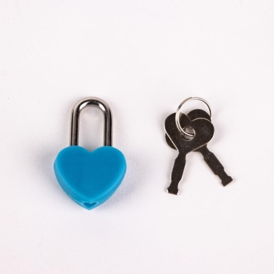 Cadeado de coração azul com duas chaves