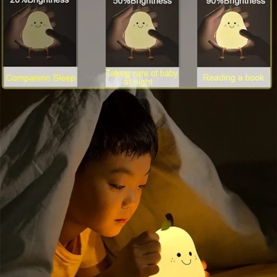Luminária em forma de pêra com três níveis de brilho mostrados e criança debaixo de cobertor a segurá-la
