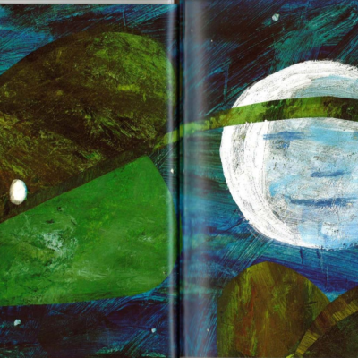 Página dupla de livro ilustrado com lua cheia, folhas verdes e texto em português