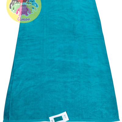 toalha azul de algodão com etiqueta sobre fundo branco e marca d'água