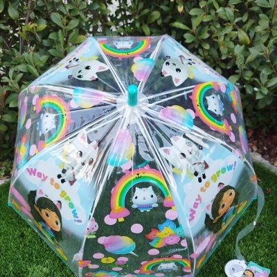 Guarda-chuva infantil transparente com desenhos de arco-íris, gatos e menina em ambiente exterior