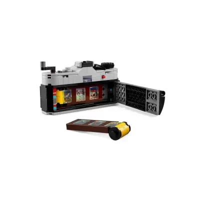 Câmara fotográfica feita de blocos LEGO com porta traseira aberta e filme colorido.