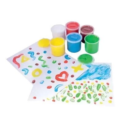 Potes de tinta colorida e folhas de papel com desenhos