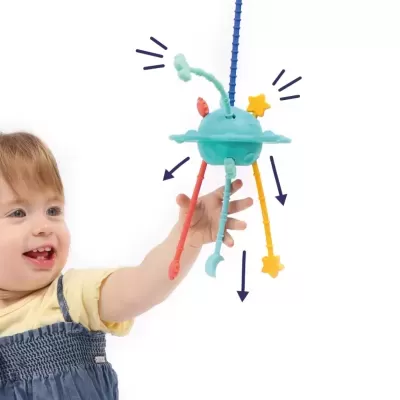 Brinquedo suspenso colorido para bebé com vários braços e pequenas estrelas