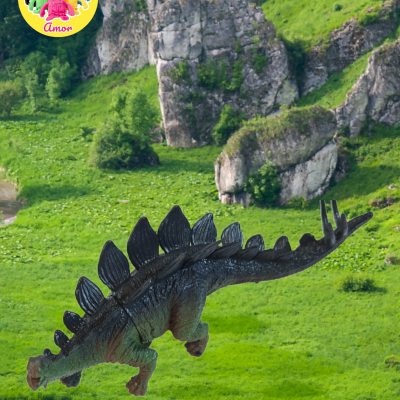 Figurine de dinossauro Stegosaurus num cenário natural verde