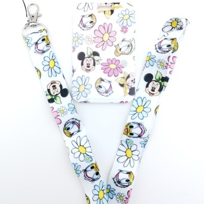 Cordão branco com estampas Disney e caixa decorativa com flores e personagens Minnie e Pato Donald
