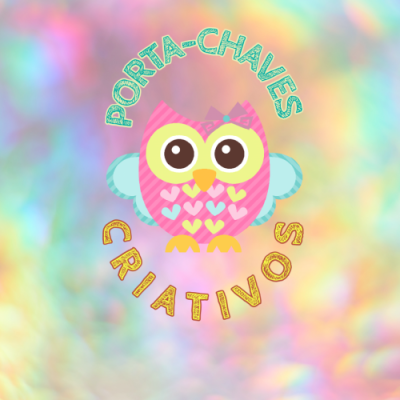Desenho colorido de coruja com texto PORTA-CHAVES CRIATIVOS sobre fundo pastel desfocado