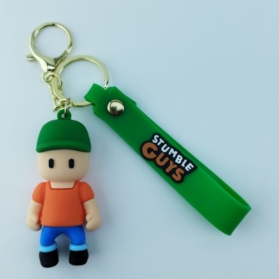 Chaveiro com personagem em borracha e fita verde com texto STUMBLE GUYS