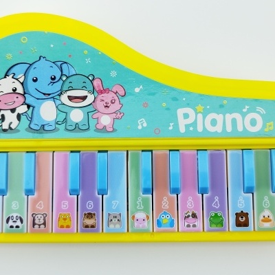 Piano infantil amarelo com teclas coloridas e desenhos de animais