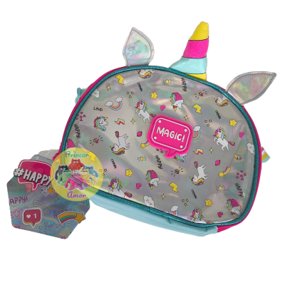 Mochila de unicórnio cinzenta com detalhes coloridos e texto 'MAGIC!'