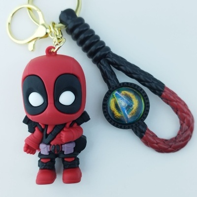 Porta-chaves Deadpool vermelho e preto com anilhas douradas e corda trançada
