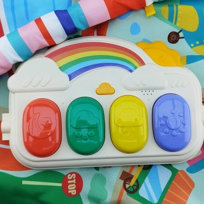 Brinquedo musical colorido sobre tapete de atividades com padrão de estrada