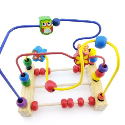 Brinquedo educativo em madeira com cabos e contas coloridas