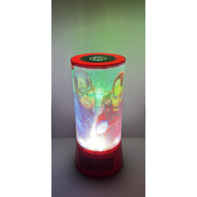 Luminária vermelha com imagem holográfica de Capitão América e Homem de Ferro iluminada