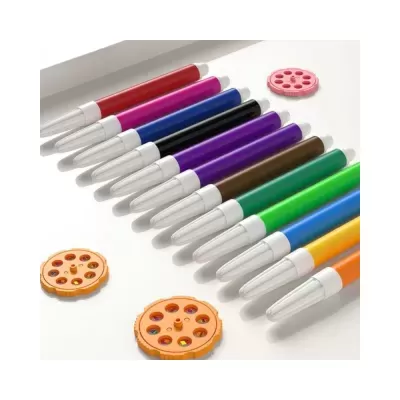 Dez canetas coloridas com tampas transparentes e três objetos circulares laranja com buracos sobre superfície branca