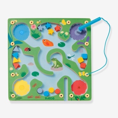 Tabuleiro de jogo de madeira colorido com tema de lagoa e peças geométricas para manipular com ponteiro magnético.