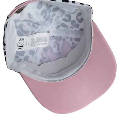 Boné com aba rosa e interior padrão animal print cinza e branco