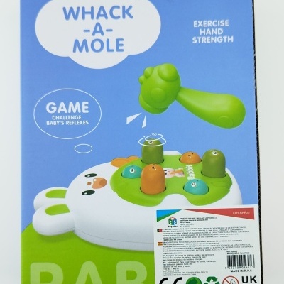 Embalagem do jogo Whack-A-Mole com martelo verde e tabuleiro branco em forma de coelho