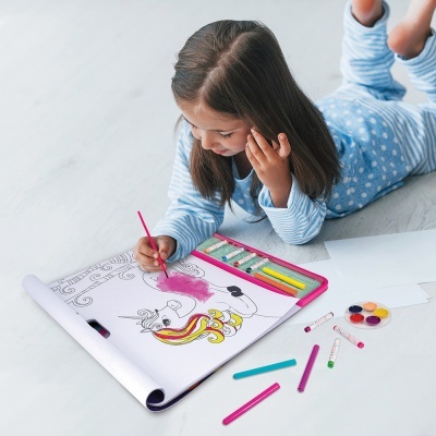 Menina a pintar desenho de unicórnio com lápis de cor