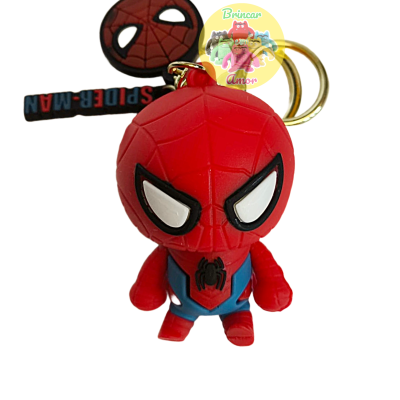 Chaveiro do Homem-Aranha vermelho e azul com etiqueta SPIDER-MAN