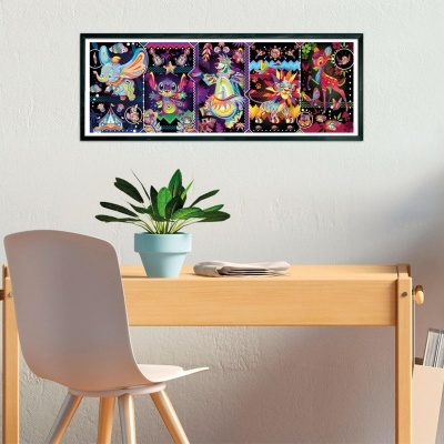 Quadro decorativo colorido com ilustrações abstratas pendurado em parede acima de secretária