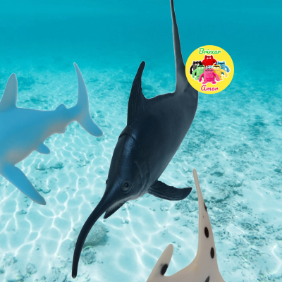 Brinquedos de animais marinhos subaquáticos coloridos com etiqueta 'Brincar Amor'