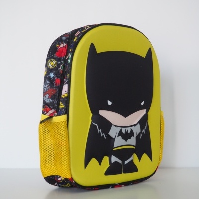 Mochila infantil com imagem cartoon do Batman em amarelo e preto