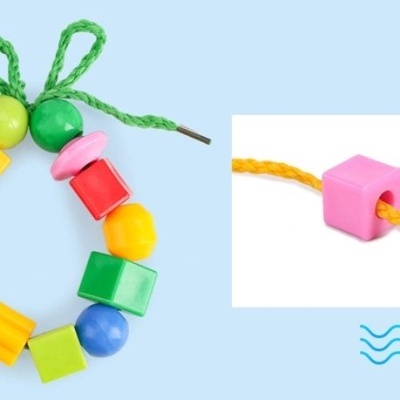 Colar de contas coloridas com cordão verde em fundo azul claro