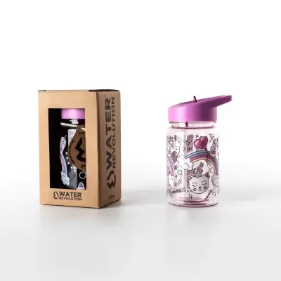 Garrafa de água transparente com tampa rosa e desenhos coloridos ao lado da embalagem