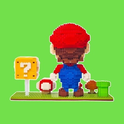 Figura de construção pixelada de Super Mario, bloco amarelo, cogumelos e cano verde