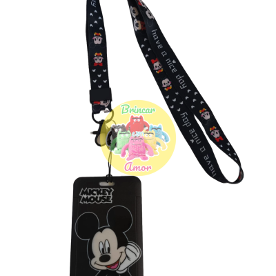 Cartão identificativo preto com imagem de Mickey Mouse e fita preta com pequenas imagens de Mickey e texto branco