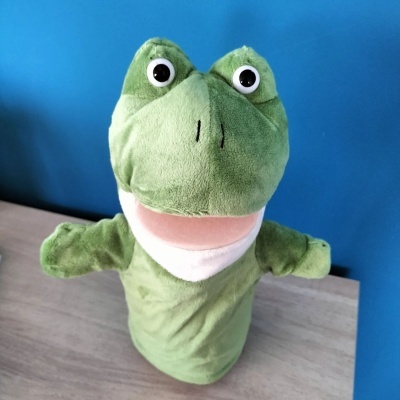 Fantoche de mão verde com olhos grandes e boca aberta