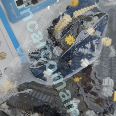 Kit de construção em blocos com peças e imagem de personagem pixelado na caixa