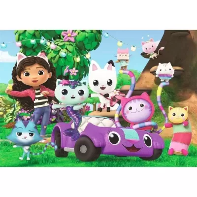 Boneca com orelhas de gato e figuras animadas de gatos coloridos num carro roxo num jardim iluminado