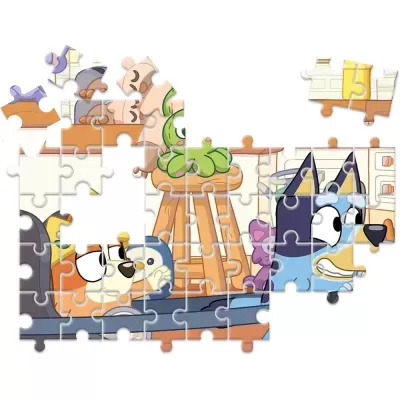 Puzzle incompleto com personagens animados e cenário interior claro