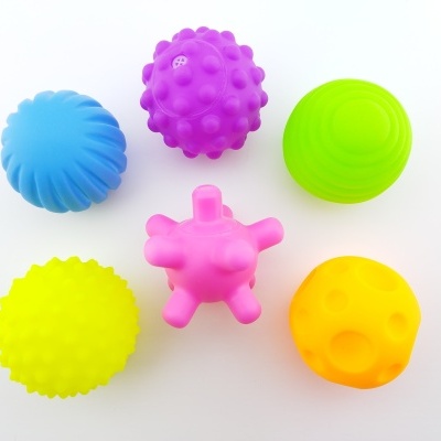 Seis bolas coloridas com texturas variadas em fundo branco