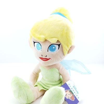 Pelúcia Disney Classic da personagem Sininho com vestido verde e asas azuis