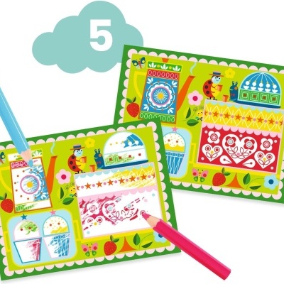 Folhas de atividades coloridas com robôs, lápis azul e rosa, e uma nuvem com o número 5