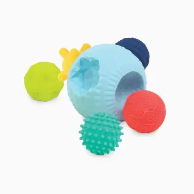 várias bolas de diferentes texturas e cores sobre superfície branca