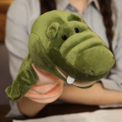 Fantoche de mão verde e rosa com formato de crocodilo