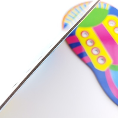 Lateral fina de livro sobre fundo branco e padrão colorido desfocado